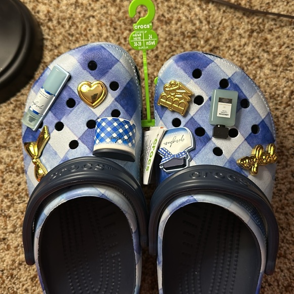 Gingham crocs size 8 - Picture 2 of 6